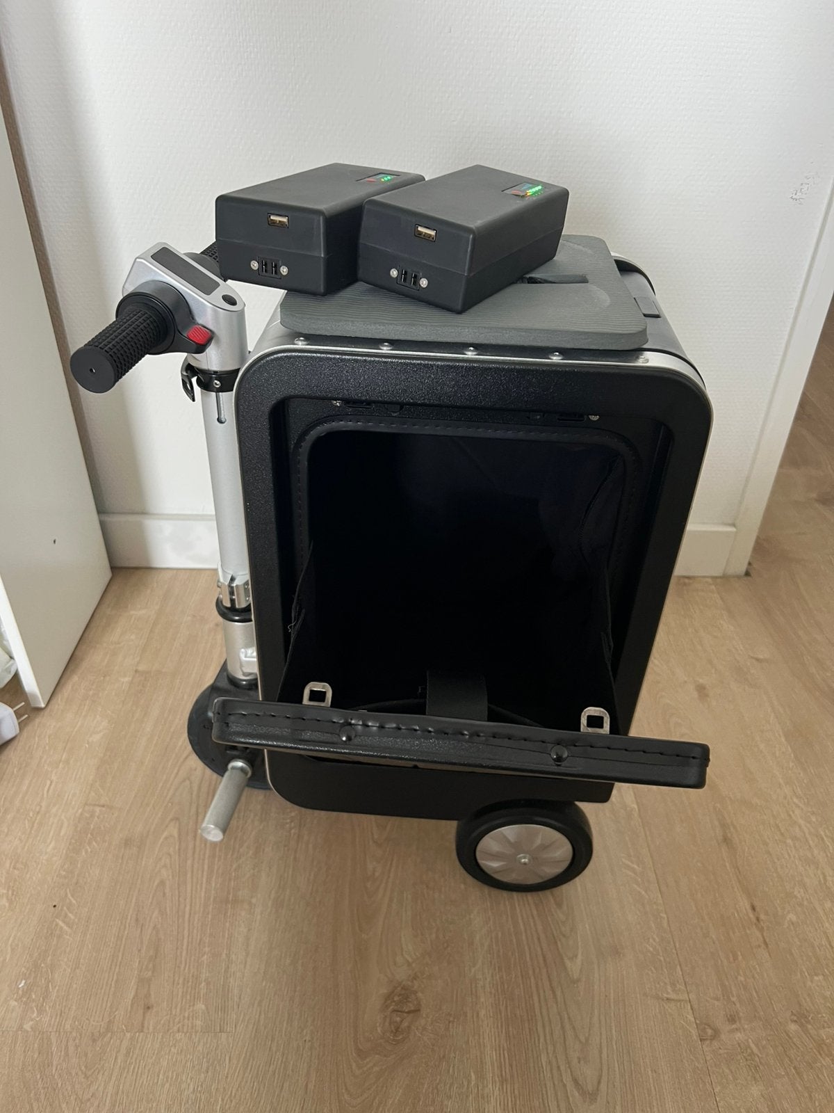 Elektrische rijdbare koffer, Airwheel, Ophalen, Zo goed als nieuw, Overige instrumenten