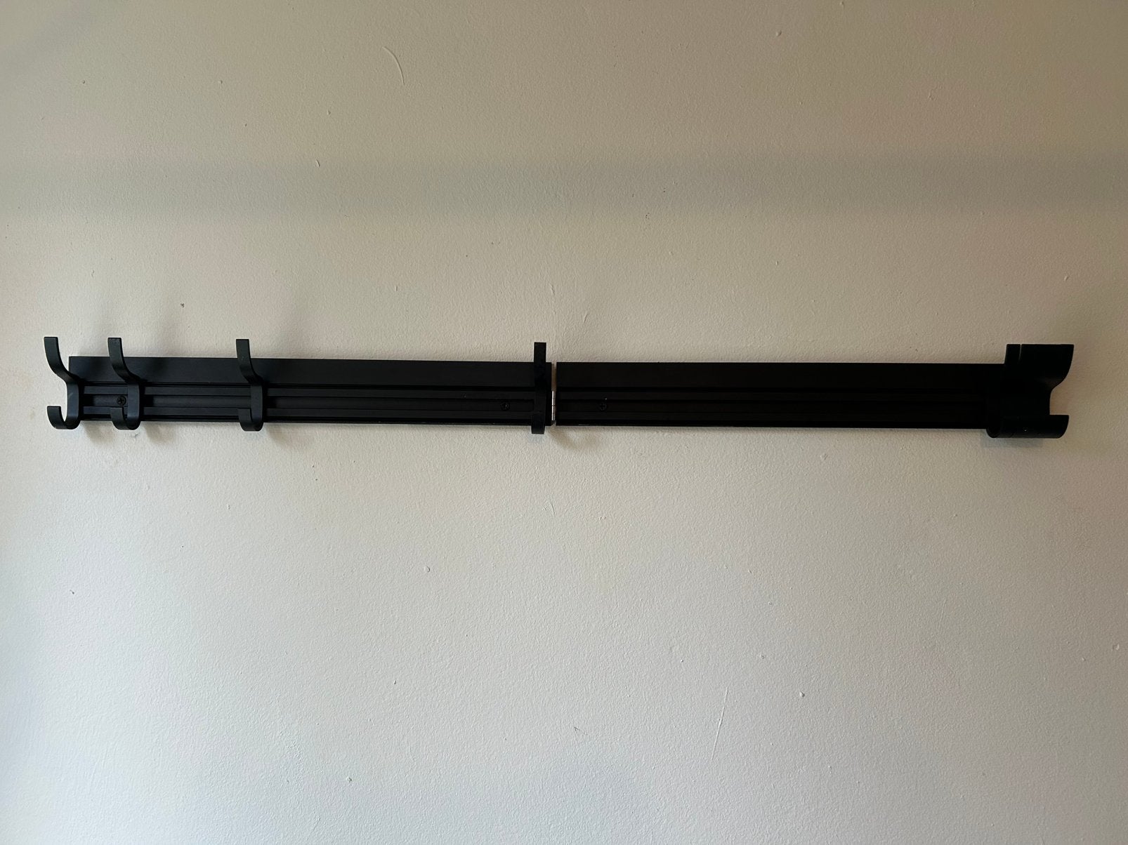 Zwarte wandkapstok 83 cm – 9 verschuifbare haken, Huis en Inrichting, Gebruikt, Minder dan 100 cm, Metaal, Ophalen