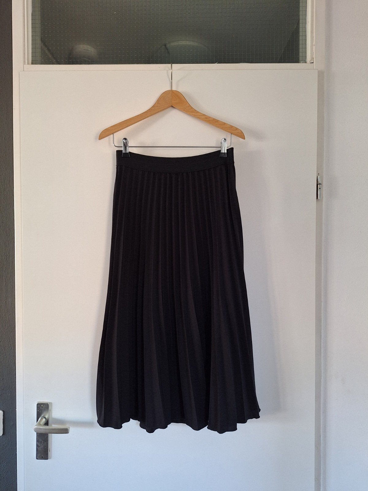 Mooie zwarte plissé rok / plooi rok mt. 34 - XS €10,-, Zwart, Ophalen of Verzenden, Zo goed als nieuw, Maat 34 (XS) of kleiner