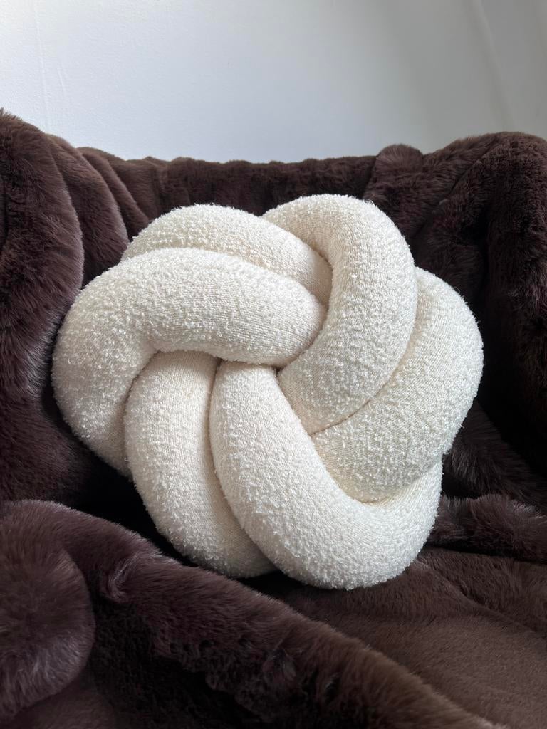 Bouclé knot knoop kussen., Verzenden, Nieuw, Beige, Overige vormen