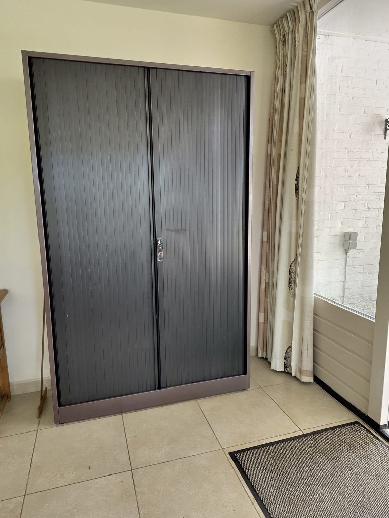 Roldeurkast Ahrend, Huis en Inrichting, Kasten | Roldeurkasten en Archiefkasten, Ophalen, 100 tot 150 cm, Zo goed als nieuw, 150 tot 200 cm