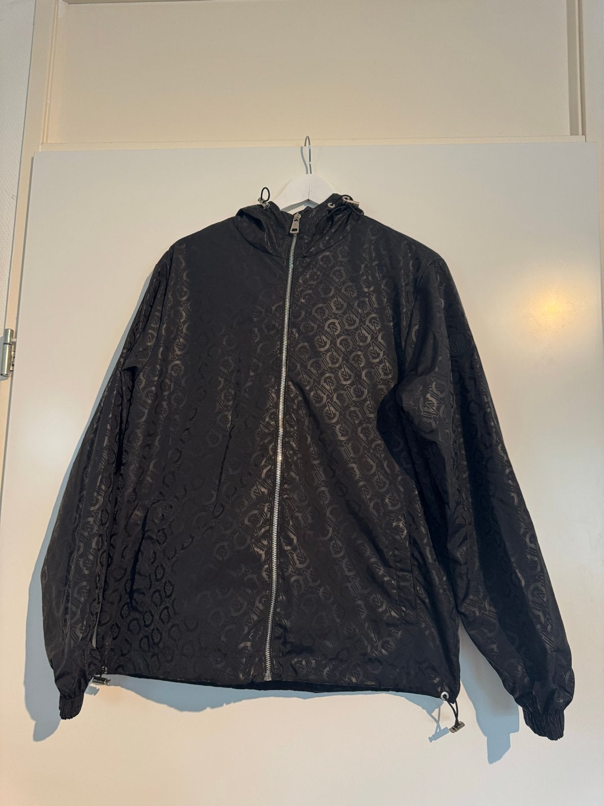 Moncler Zwarte Jas met Monogram Patroon mt 3, Ophalen of Verzenden, Zo goed als nieuw, Zwart