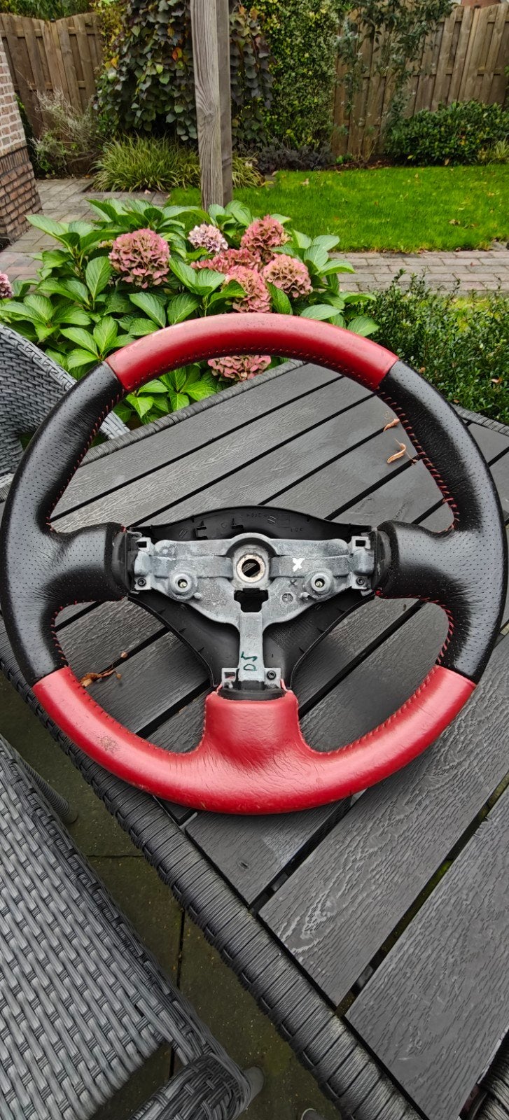 Stuurwiel Peugeot 206CC rood/zwart - Gebruikt, Auto-onderdelen, Ophalen of Verzenden, Gebruikt, Universele onderdelen