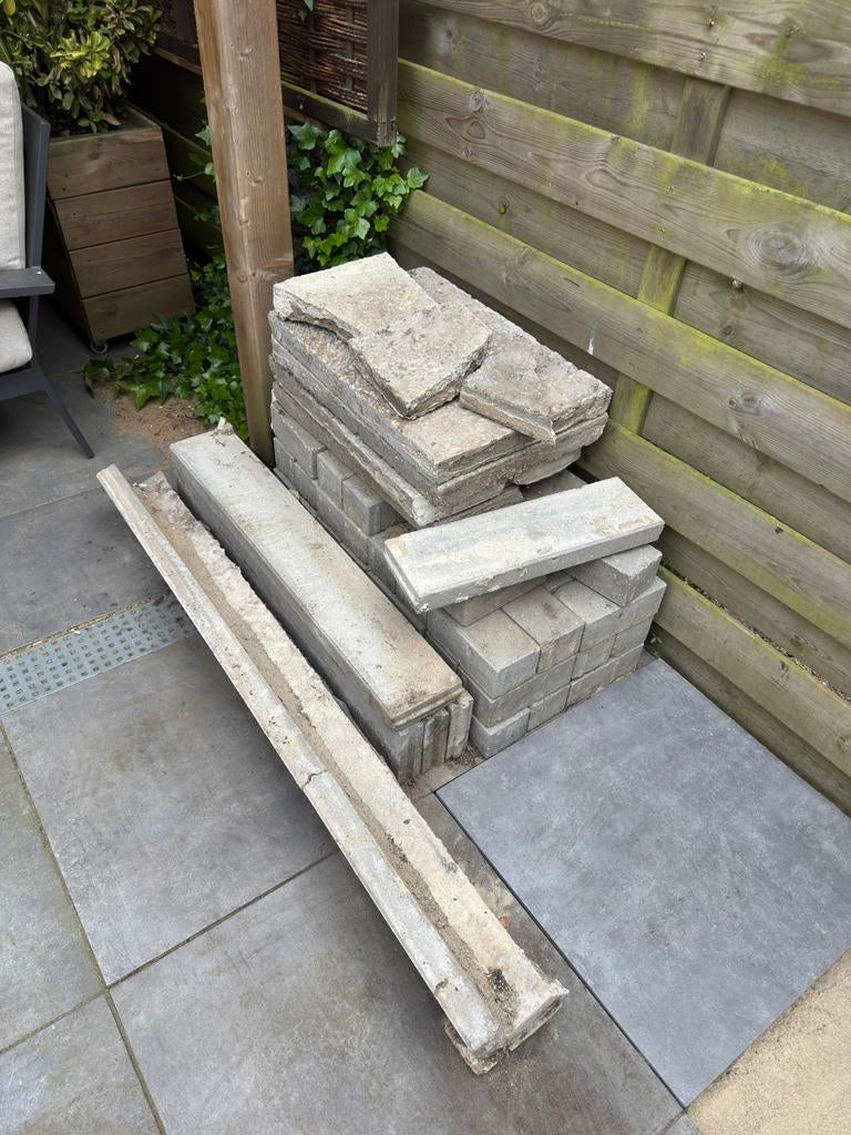 Gratis af te halen: betontegels / klinkers / opsluitbanden, Tuin en Terras, Ophalen, Gebruikt, Klinkers, Minder dan 5 m²