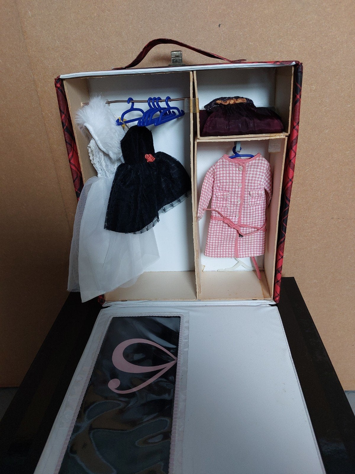 Barbie, vintage koffer met kledingsetjes British Crown Colon, Ophalen of Verzenden, Gebruikt, Kleertjes