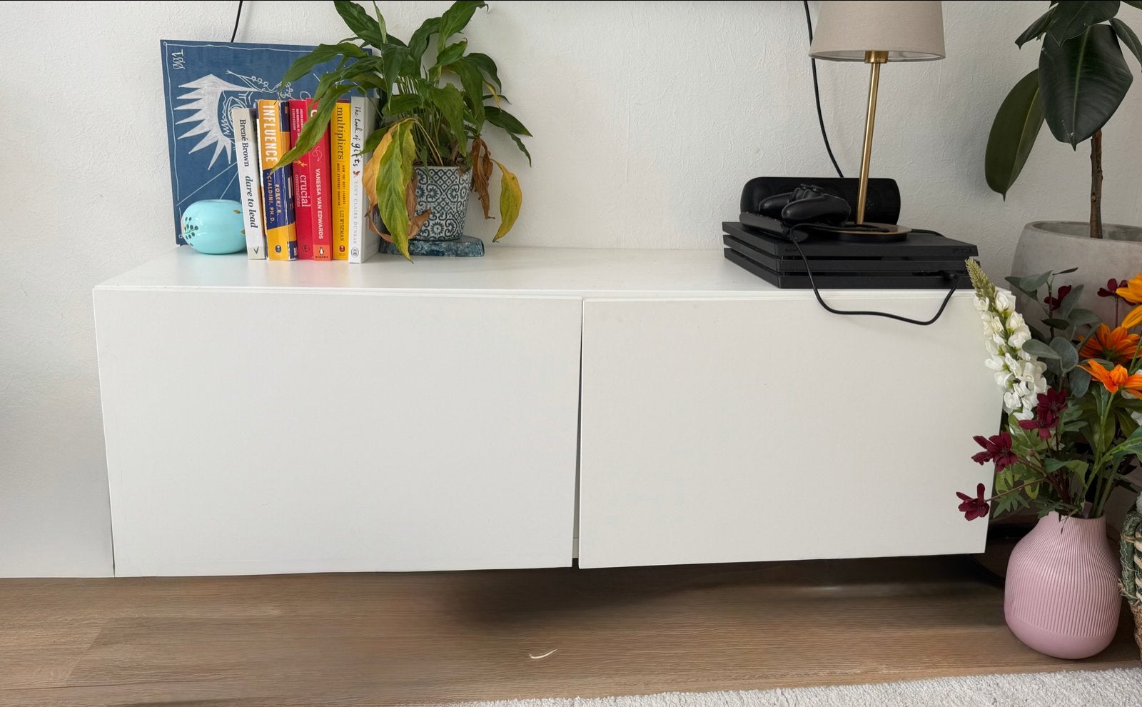 Witte zwevende tv-meubel met twee deuren, Huis en Inrichting, Ophalen, Overige materialen, Gebruikt, 100 tot 150 cm