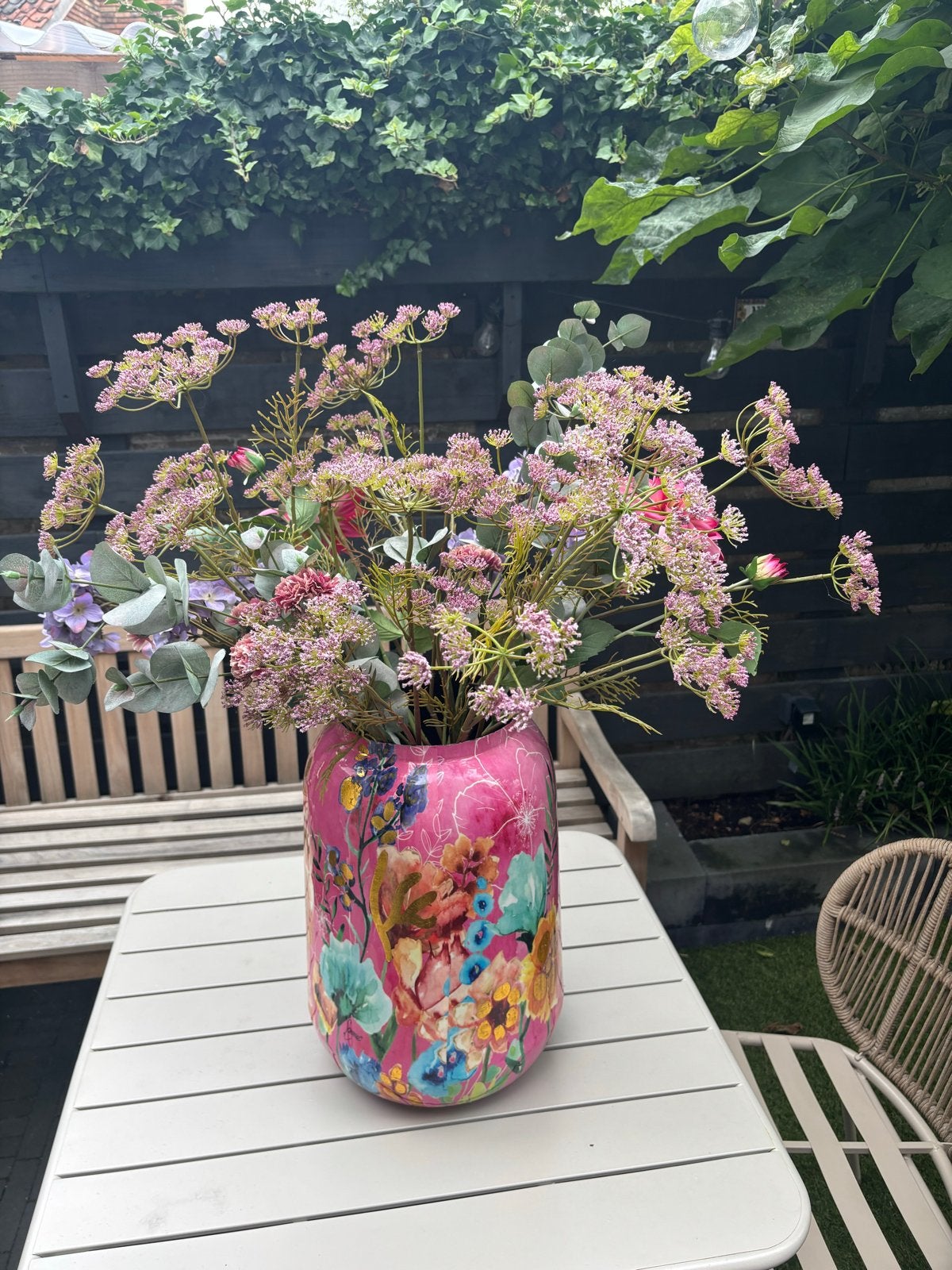 Grote roze vaas met bloemenprint en gouden accenten, Huis en Inrichting, Woonaccessoires | Vazen, Ophalen of Verzenden, Zo goed als nieuw