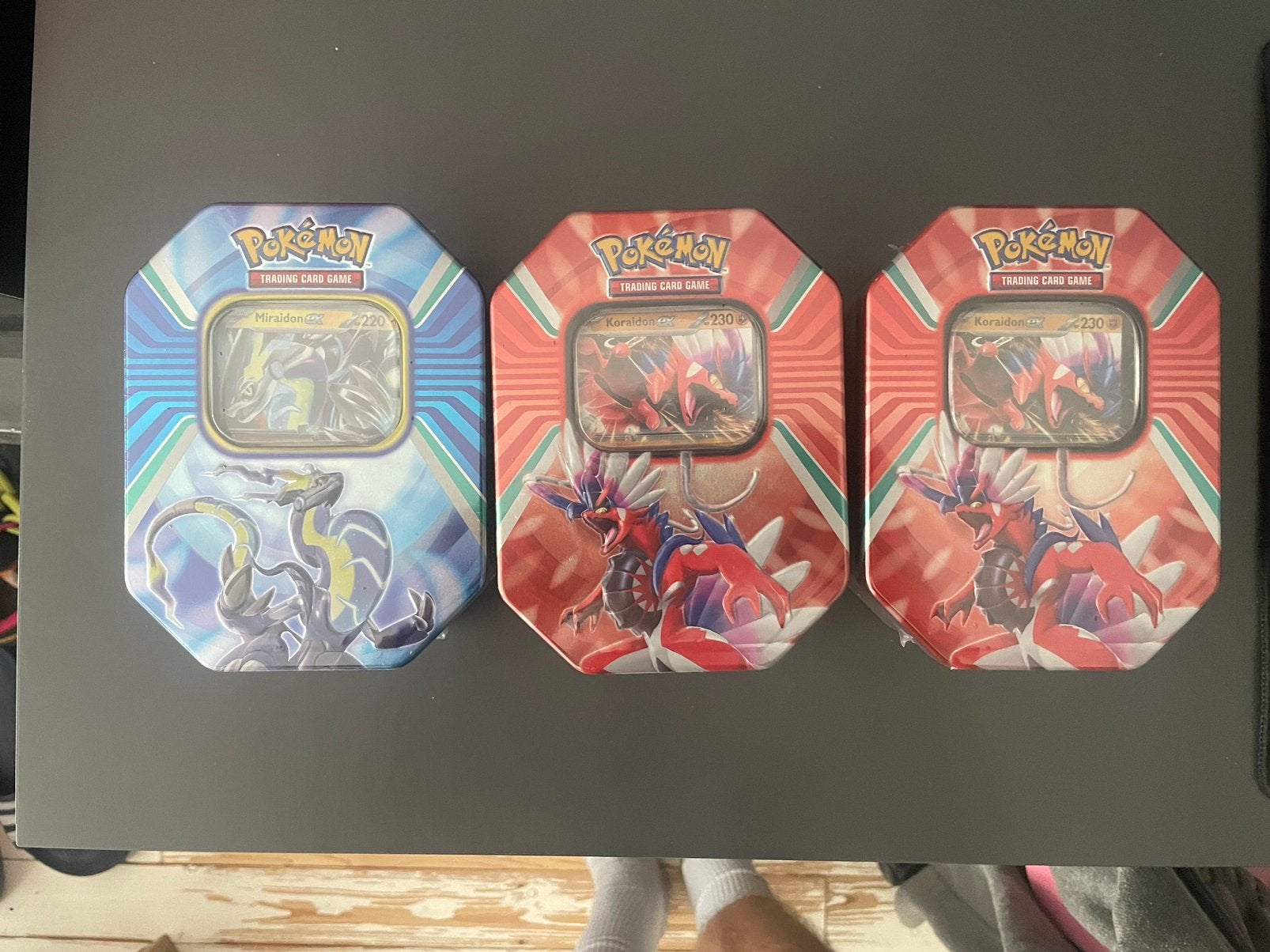 Pokemon Paldea Legends 4 PACK tin, Hobby en Vrije tijd, Verzamelkaartspellen | Pokémon, Ophalen of Verzenden, Nieuw