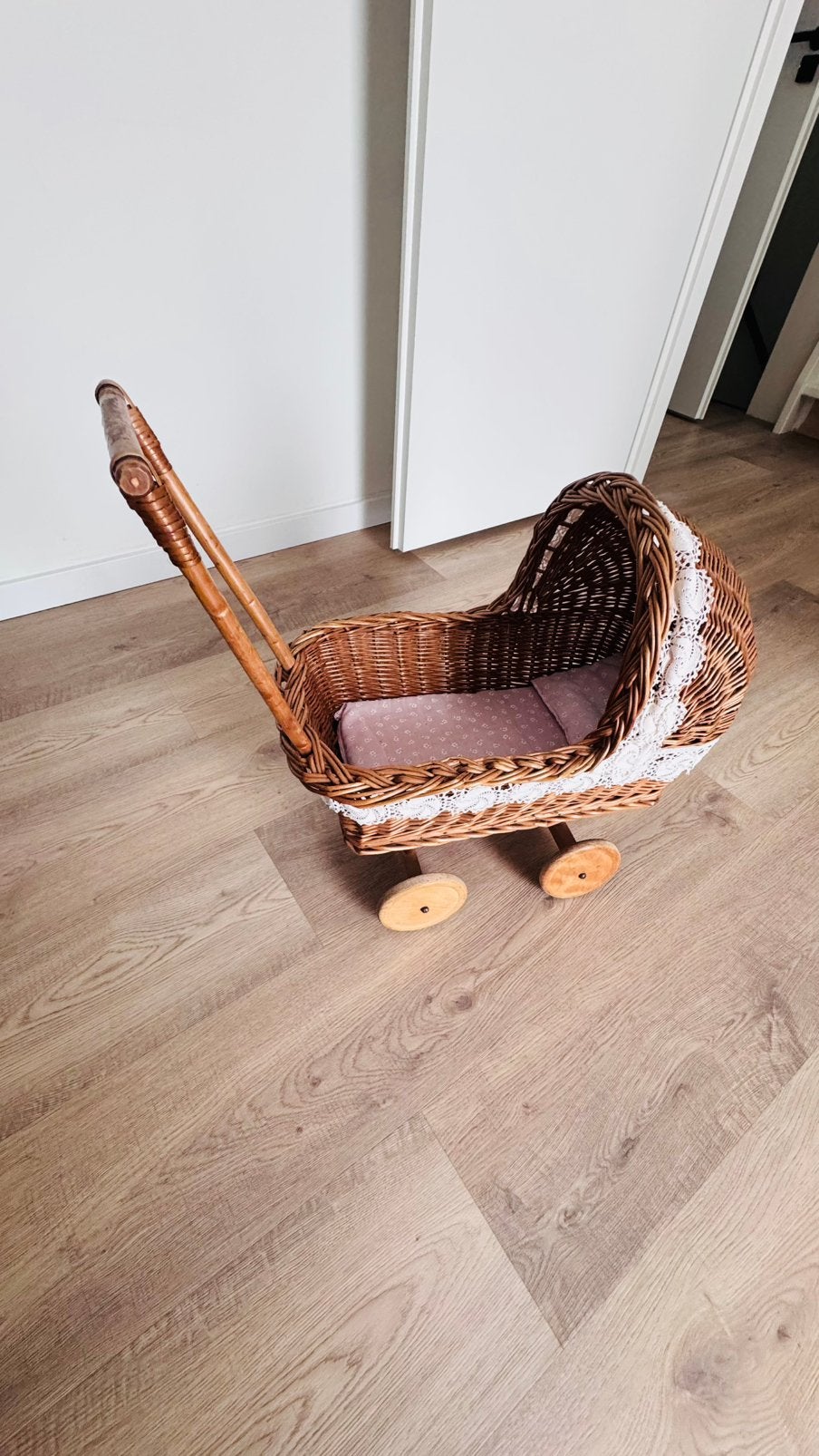 Houten poppenwagen, Kinderen en Baby's, Speelgoed | Poppen, Ophalen of Verzenden, Gebruikt, Babypop