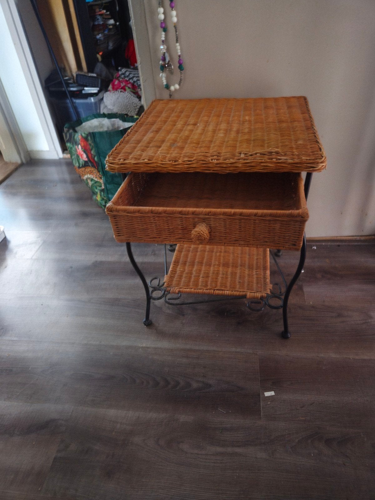 Rotan bijzettafel met lade en opbergvak, Huis en Inrichting, Tafels | Bijzettafels, 45 tot 60 cm, Overige materialen, Minder dan 55 cm