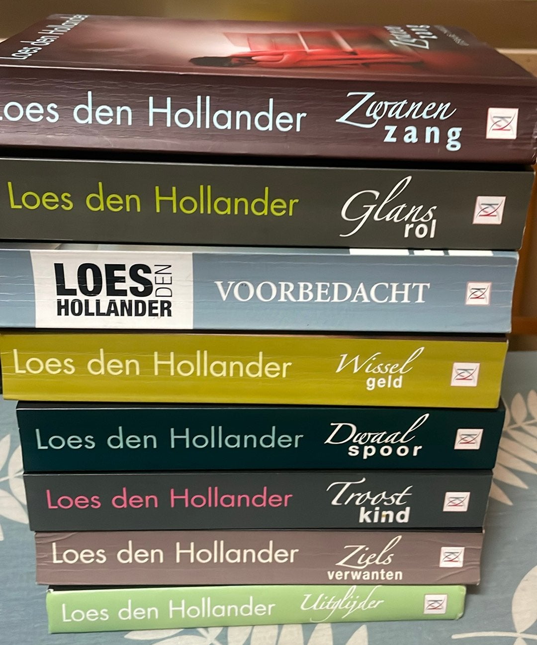 8 boeken van Loes den Hollander, Ophalen of Verzenden, Gelezen