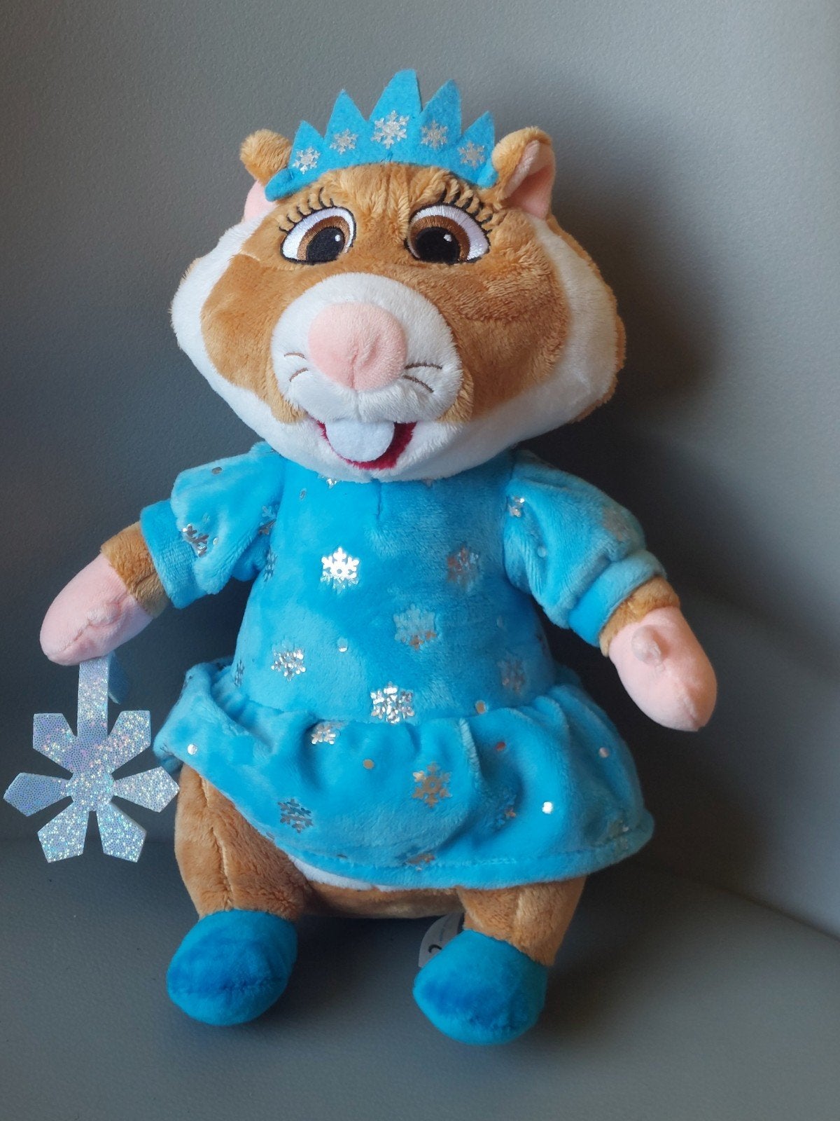 AH Hamster knuffel met blauwe jurk en kroon, Hamster, Nieuw, Ophalen of Verzenden, Middelgroot (20 tot 80 cm)