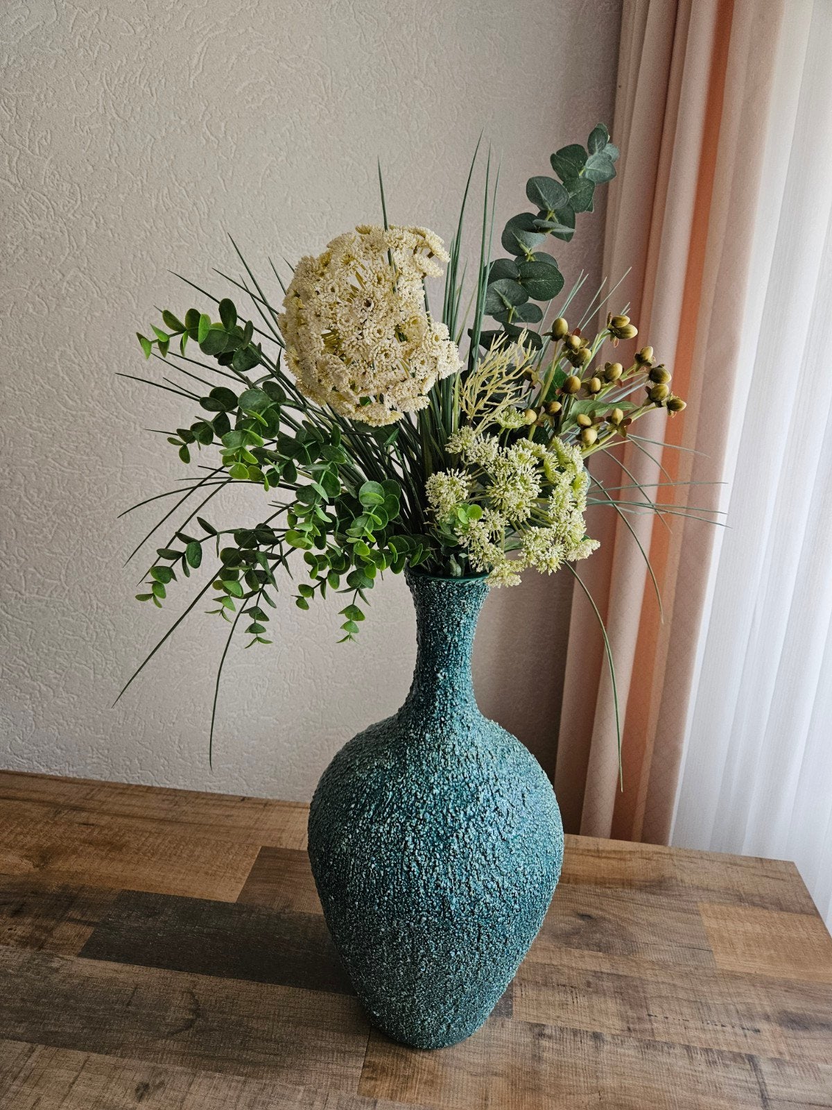 Aqua blauwe vaas met kunstbloemen, Ophalen, Blauw, Steen/keramiek, Met patroon/structuur