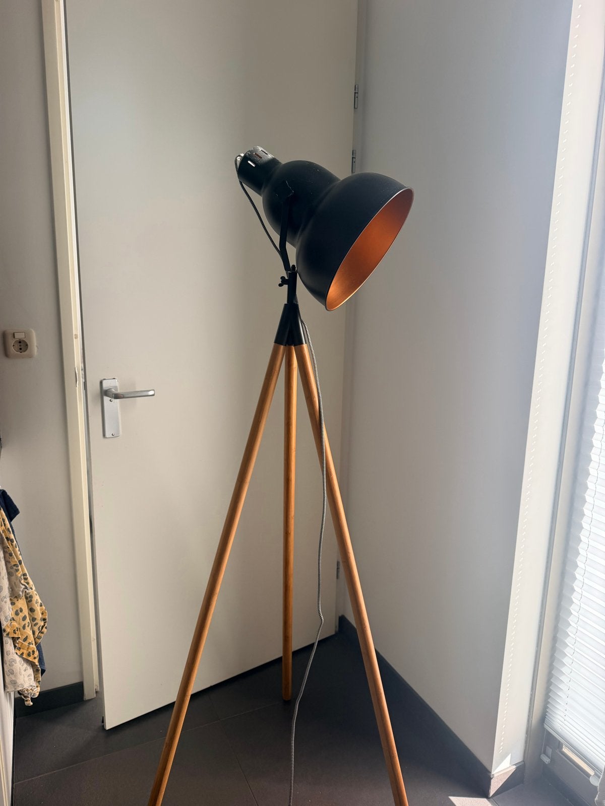 Zwarte vloerlamp met houten driepoot - Modern design, Ophalen, Zo goed als nieuw, Hout, 100 tot 150 cm
