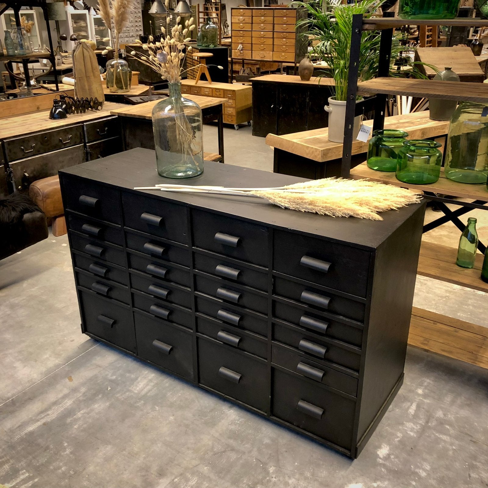 Industriële kast, vintage ladekast, oud dressoir, Antiek en Kunst, Curiosa en Brocante, Ophalen