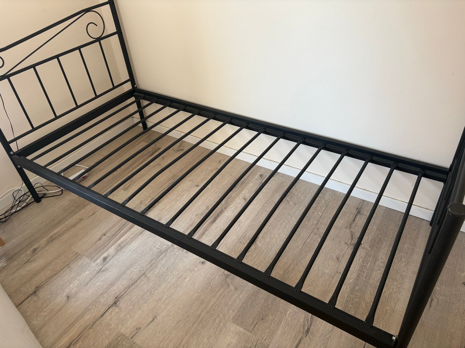 Eenpersoonsbed zwart metaal met lattenbodem, Ophalen, Gebruikt, 90 cm, Eenpersoons