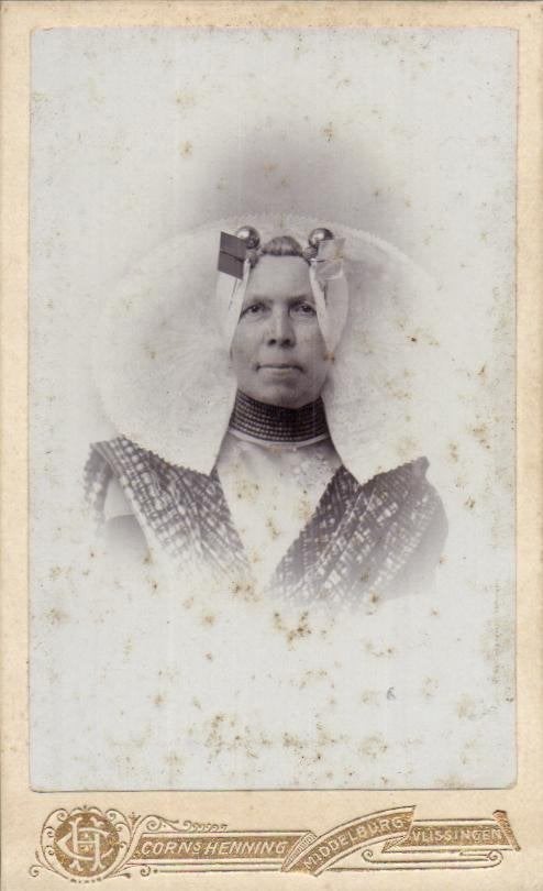 CDV-Vrouw met Zeeuwse Kap - C.Henning - Middelburg, Gebruikt, Foto, Klederdracht, Ophalen of Verzenden