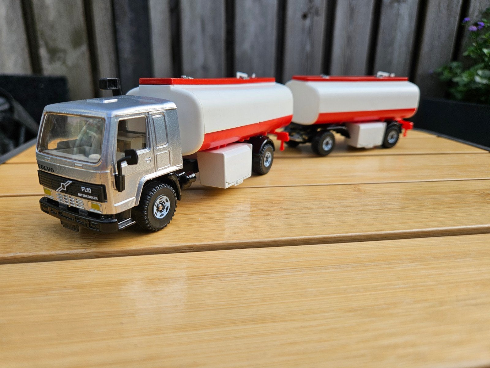 Siku Volvo FL10 Tankwagen Combi met Aanhanger 1:55, Ophalen of Verzenden, Zo goed als nieuw, Bus of Vrachtwagen, SIKU