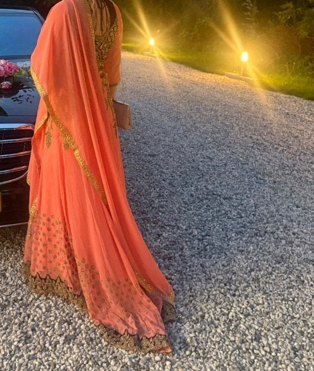 Prachtige anarkali lehenga met sleep, Kleding | Dames, Ophalen of Verzenden, Zo goed als nieuw, Oranje