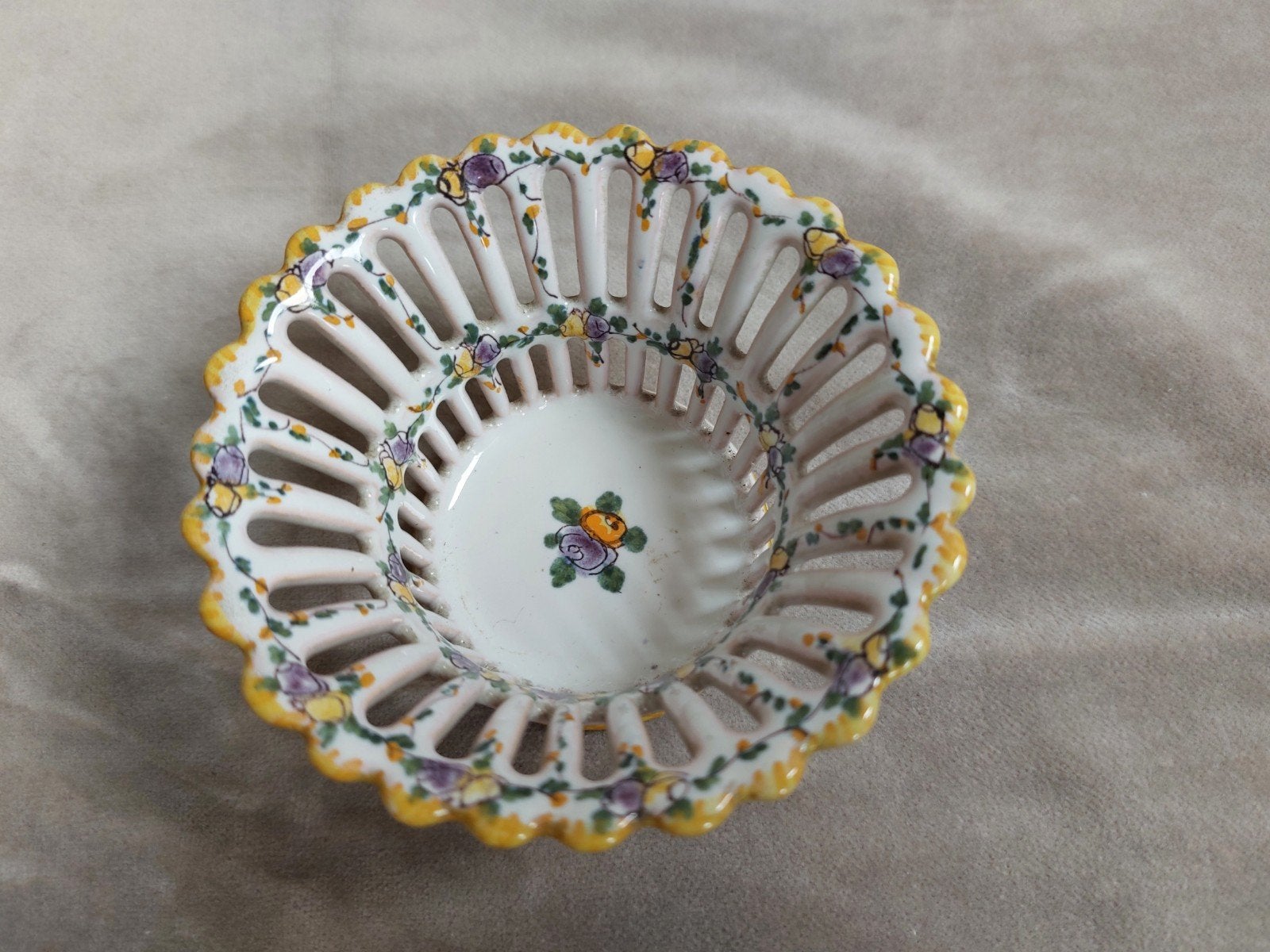 Keramisch mandje met bloemmotief gemerkt, Antiek en Kunst, Antiek | Keramiek en Aardewerk, Ophalen of Verzenden