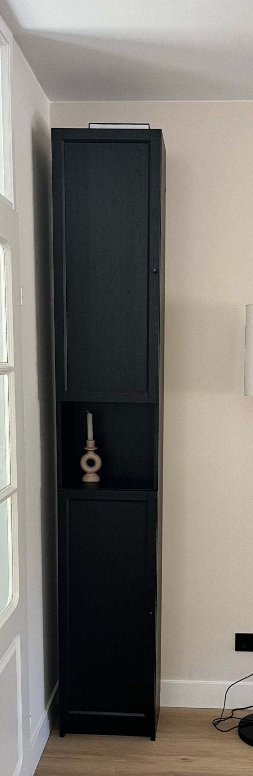 Zwarte hoge kast met deuren en open vak, Ophalen, Gebruikt