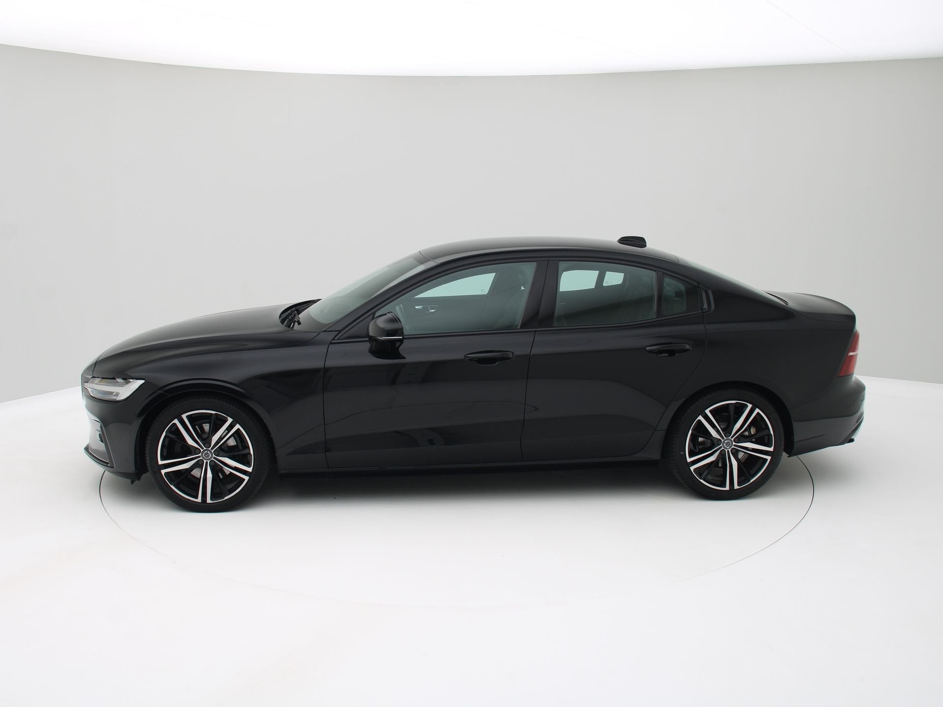 Volvo S60 2.0 B3 R-Design 163pk Navi / 19" LMV, Dealer onderhouden, Euro 6, 4 cilinders, 1969 cc