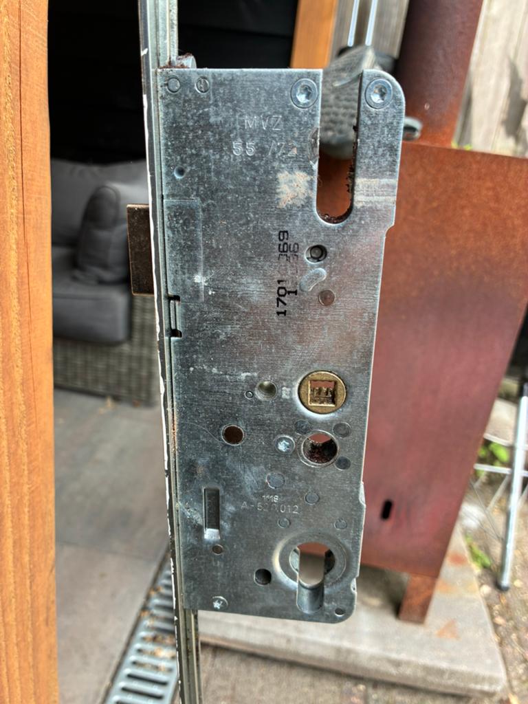Meerpuntssluiting met cilinderbediening, Ophalen, Slot