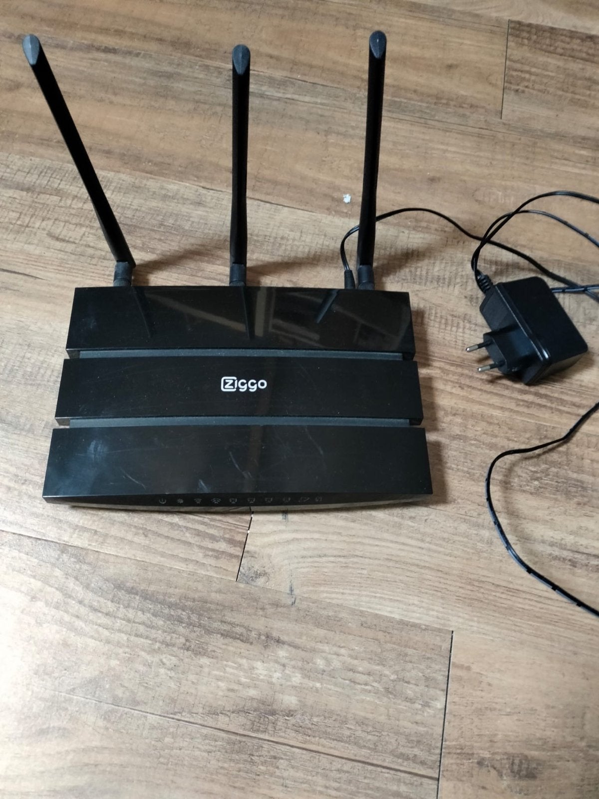 Ziggo Router met 3 antennes en adapter, Computers en Software, Ophalen of Verzenden, Zo goed als nieuw, Router