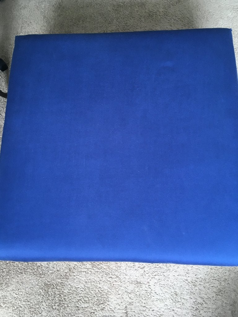 Prachtige Hocker met 4 geremde wielen met blauwe hoes., Gebruikt, Hout, Vierkant, 75 tot 100 cm