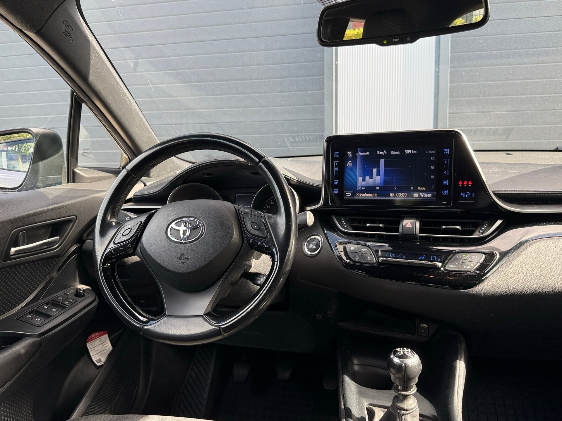 Foto 2 van Toyota C-HR 1.2 Dynamic 116PK / Camera / Nette auto!