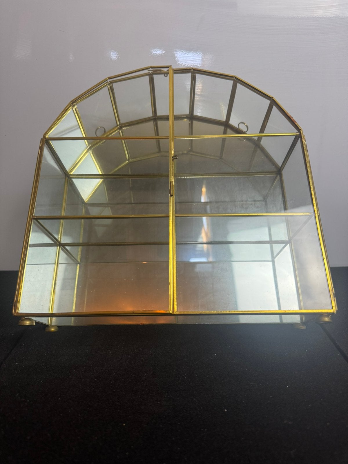 Vintage glazen vitrinekastje messing — boogvorm — circa 30cm, Ophalen of Verzenden