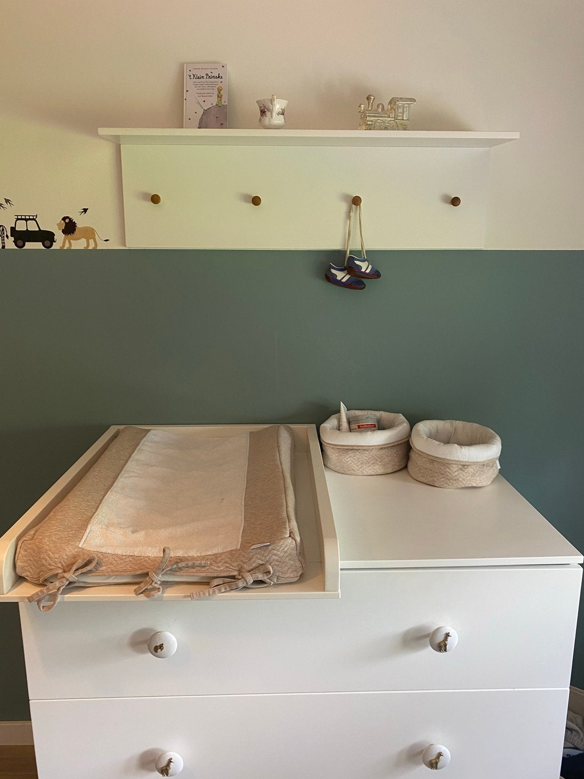Complete babykamer TWF: Ledikant, commode en kledingkast, Ophalen, 50 tot 70 cm, 105 cm of meer, Opstaande rand