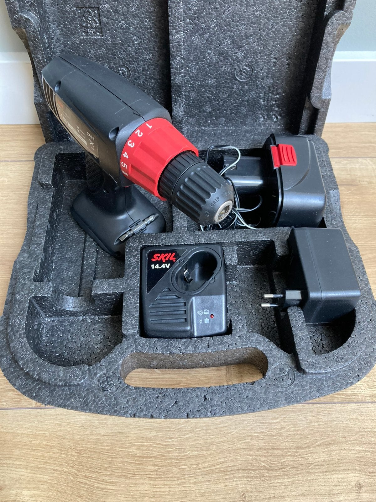 SKIL 14.4V Accuboormachine met Oplader en Koffer, Gebruikt, Variabele snelheid, Ophalen of Verzenden, Boor- en Schroefmachine
