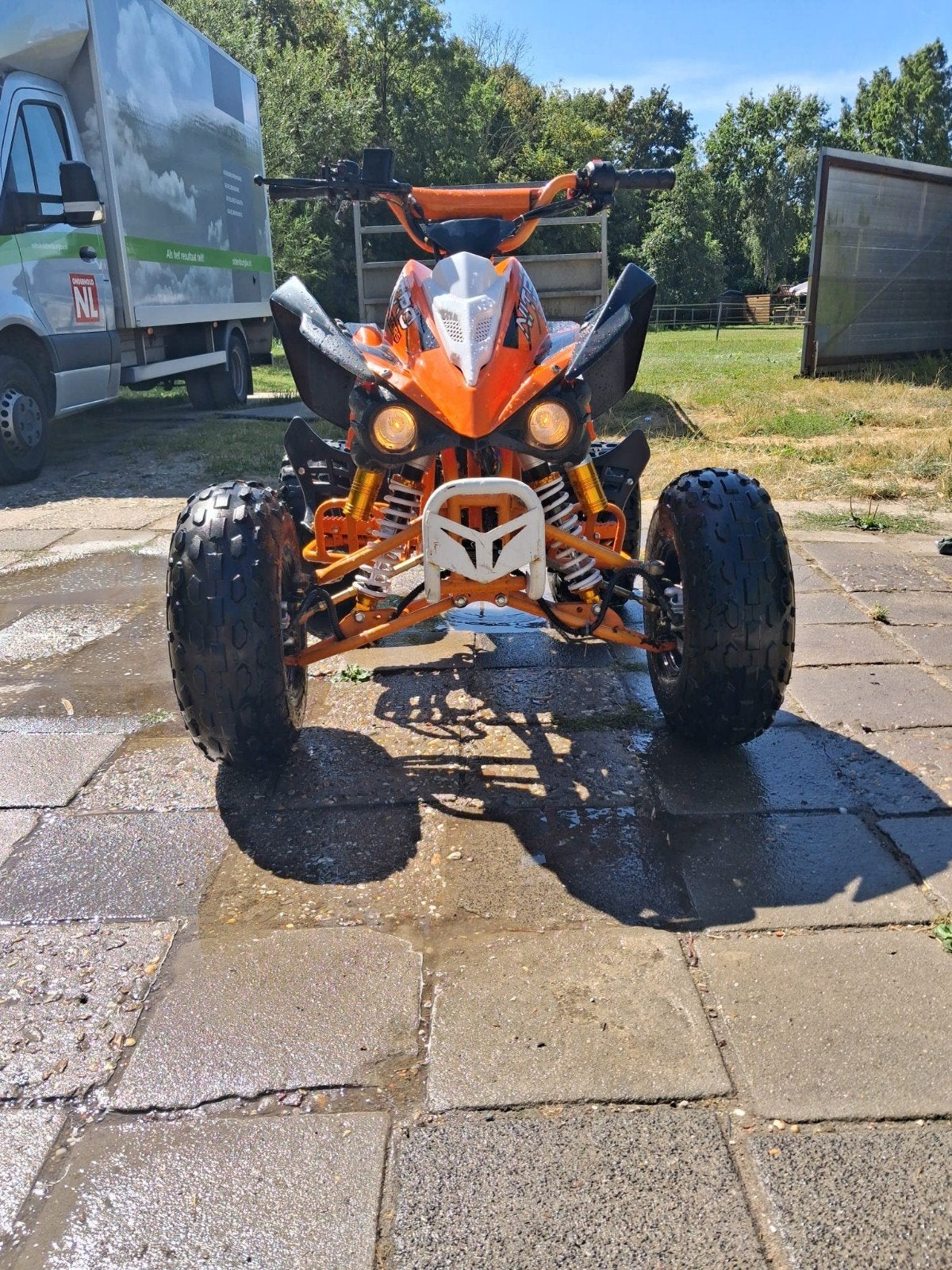 kleur: zwart,oranje en wit  merk is nitro, 1 cilinder, 125 cc