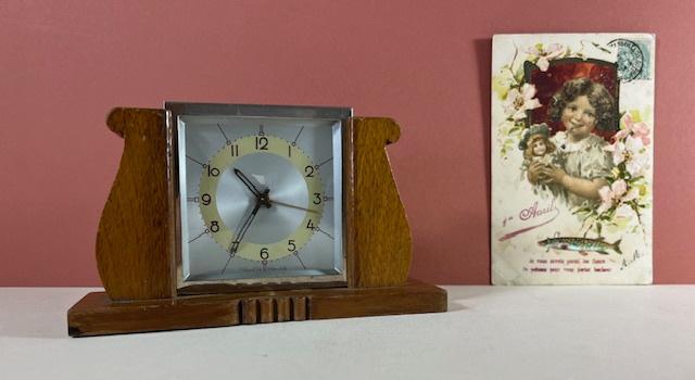 Frans art deco klokje in houten staander, Antiek en Kunst, Antiek | Klokken, Ophalen of Verzenden