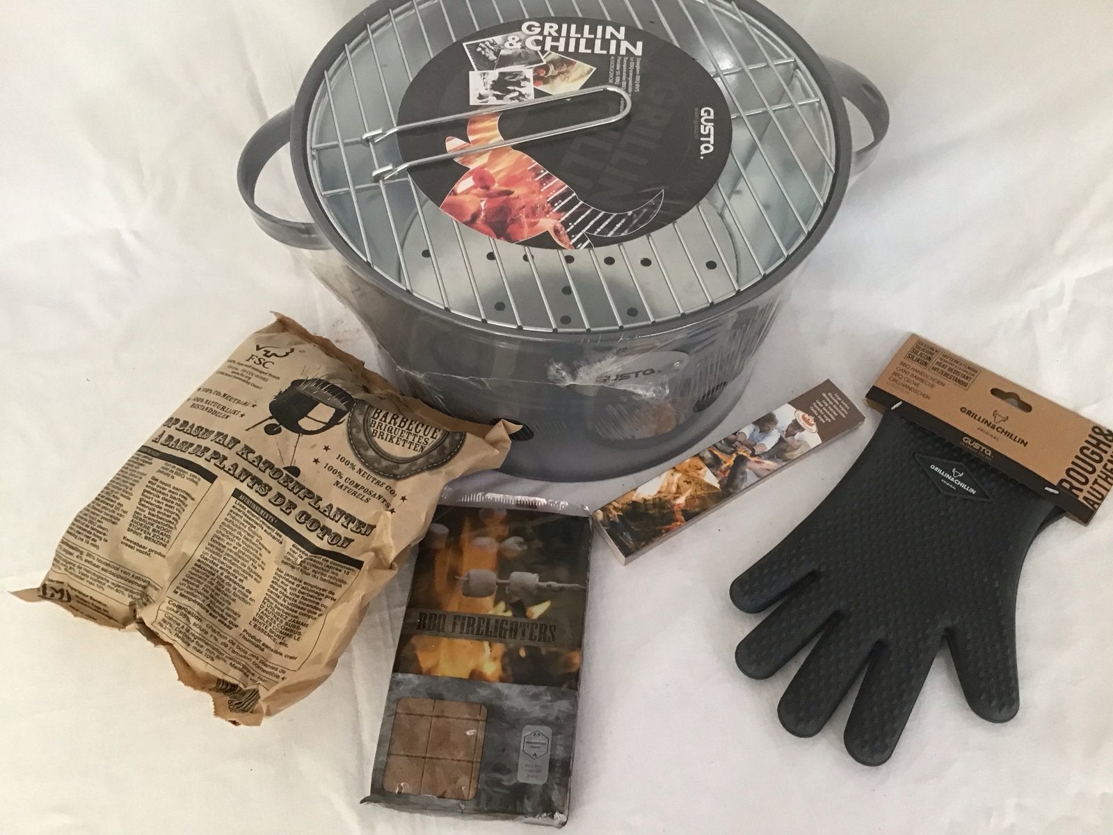 Nieuwe Gusto BBQ set met houtskool en aanmaakblokjes, Ophalen of Verzenden, Nieuw