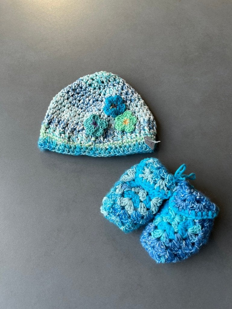 Nieuwe gehaakte baby muts / want-slofjes set, Maat 62, Nieuw, Verzenden, Jongetje of Meisje