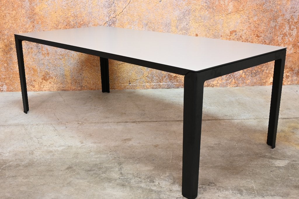 ZGANieuw fraaie Leolux Kalia design eetkamertafel, Kunststof, Leolux, Leolux, 200 cm of meer
