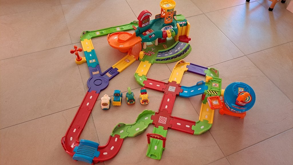 Toet Toetbaan met garage, vliegveld en 6 auto's, Ophalen, Gebruikt, 2 tot 4 jaar