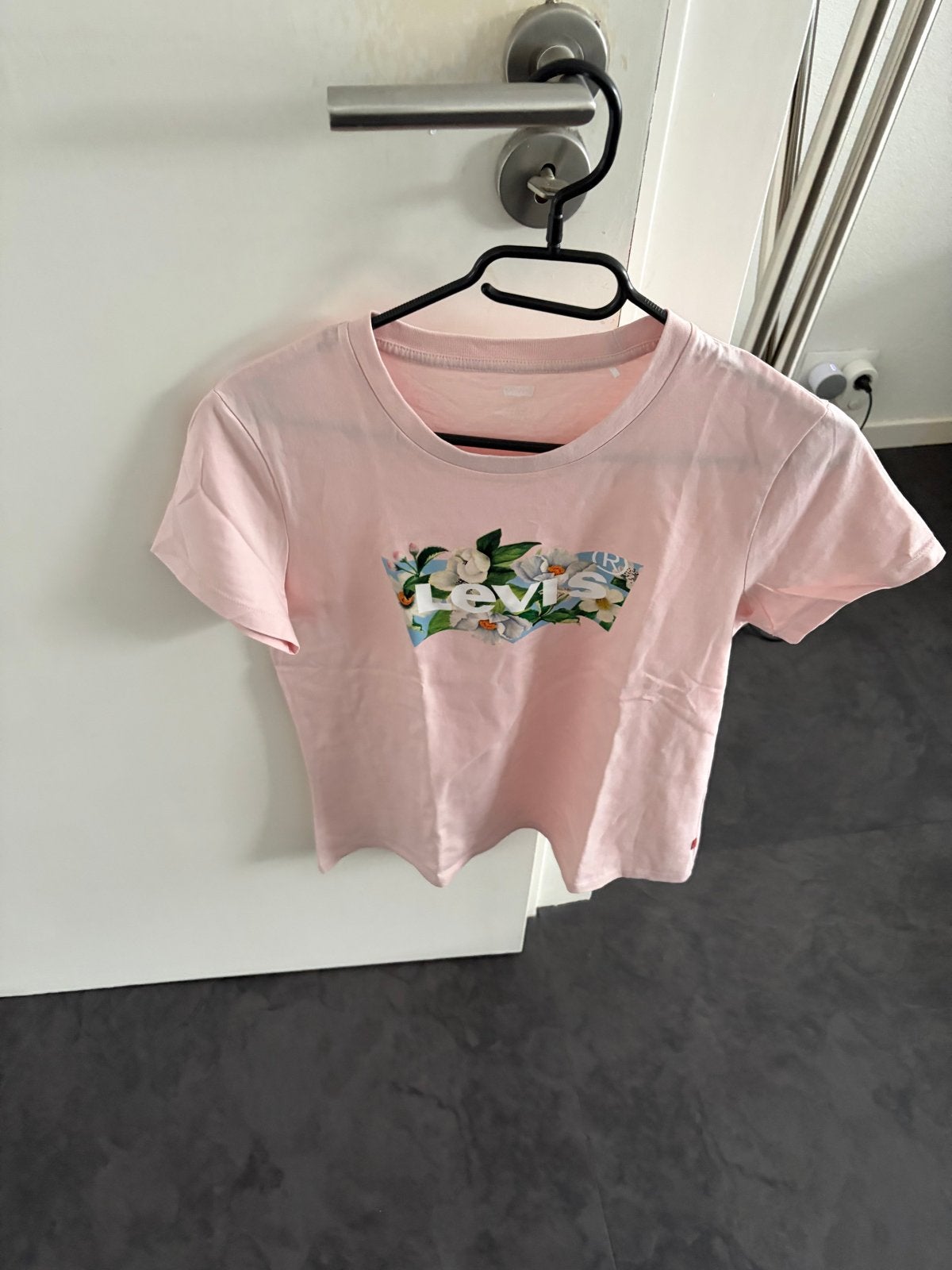Roze Levi's T-shirt met bloemenprint - Maat XS, Kleding | Dames, Ophalen, Korte mouw, Roze, Maat 34 (XS) of kleiner