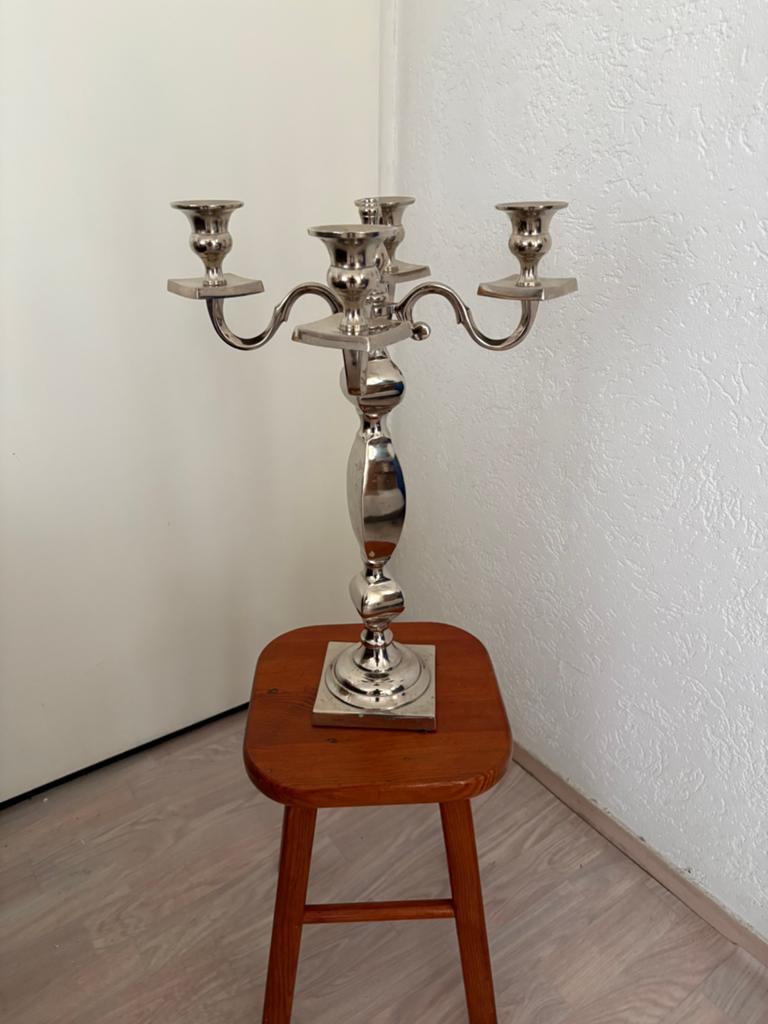 Prachtige 4-Armige Zilverkleurige Kandelaar – Klassieke Eleg, Overige materialen, Ophalen of Verzenden, Zo goed als nieuw, Grijs