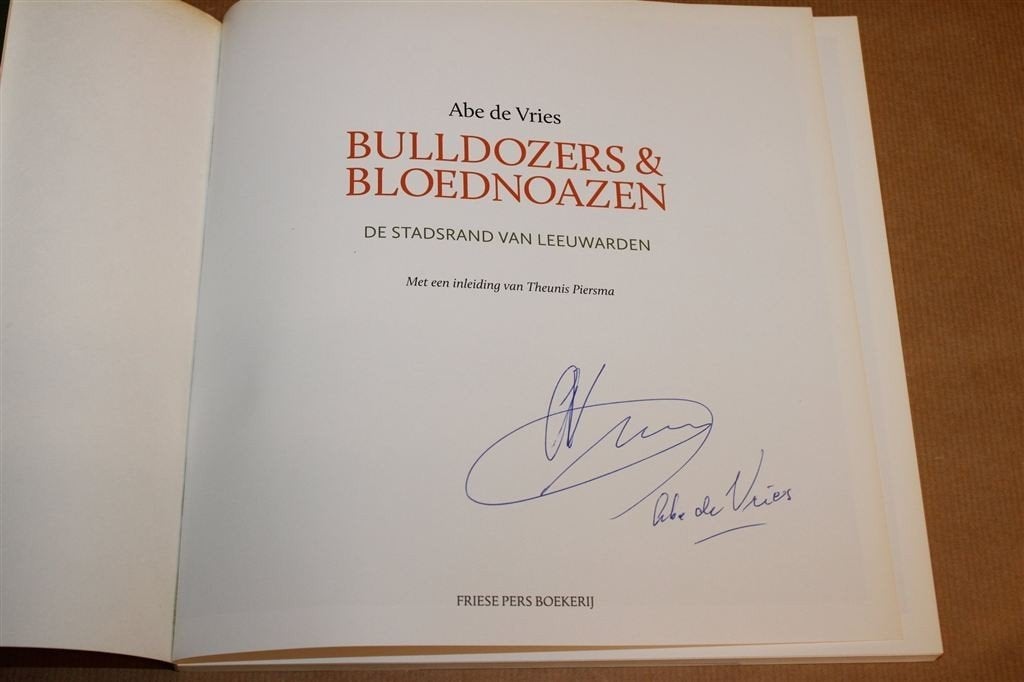 Bulldozers... — Fotoboek Stadsrand Leeuwarden, Gesigneerd, Ophalen of Verzenden, Gelezen