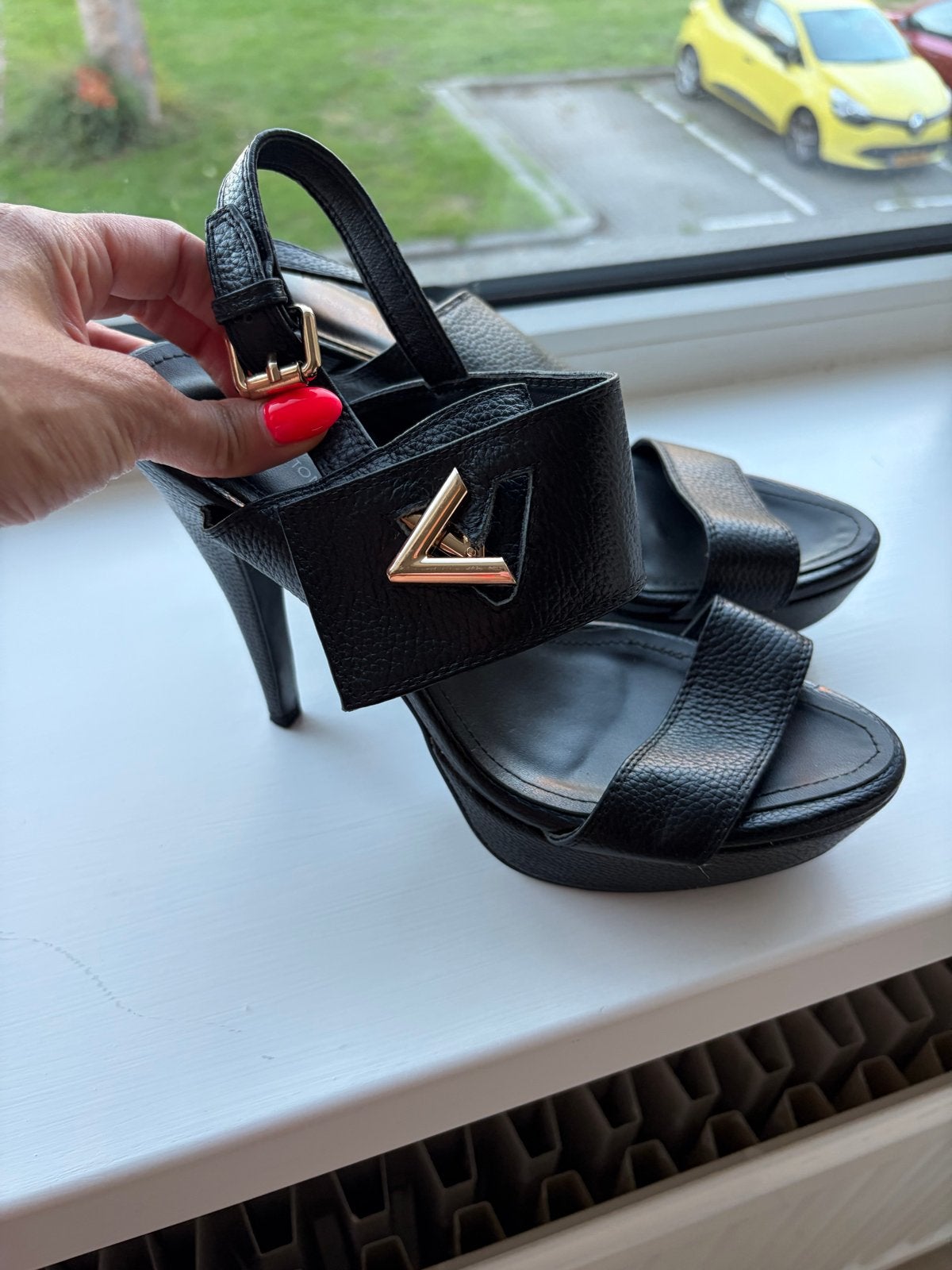 Louis Vuitton sandalen zwart leer maat 39 zo goed als nieuw, Ophalen of Verzenden, Zo goed als nieuw, Zwart, Sandalen of Muiltjes