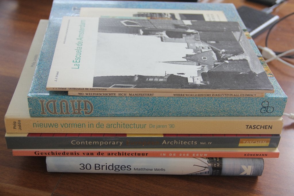 Boeken over architectuur (oa Gaudi, Amsterdamse school), Boeken, Ophalen of Verzenden, Gelezen, Overige onderwerpen