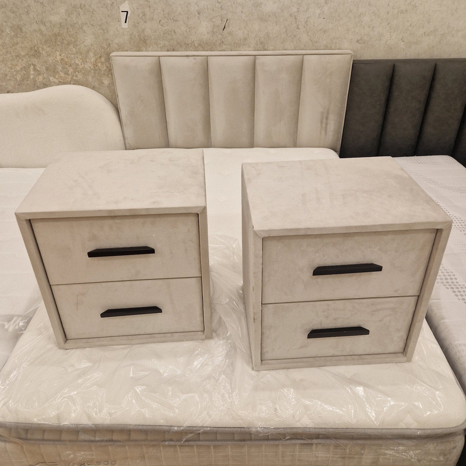 Bed 140x200 met opbergruimte + 2 nachtkasjes Nieuw, Ophalen, Beige, Tweepersoons, 140 cm