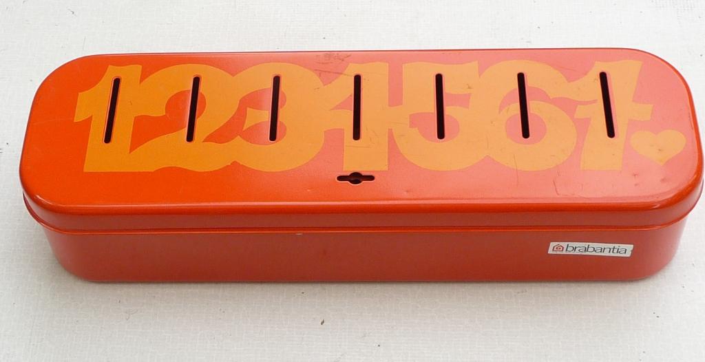 Vintage oranje Brabantia geldkist 29*9*6cm, in goede staat, Verzamelen, Spaarpotten, Ophalen of Verzenden, Gebruikt, Metaal of Blik