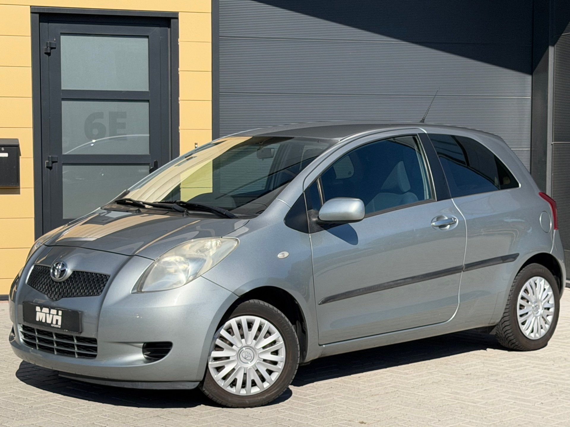 Toyota Yaris 1.3 VVTi Sol - Airco - PDC - Nieuwe APK - MF St, Auto's, Voorwielaandrijving, Dealer onderhouden, Stof, 4 cilinders