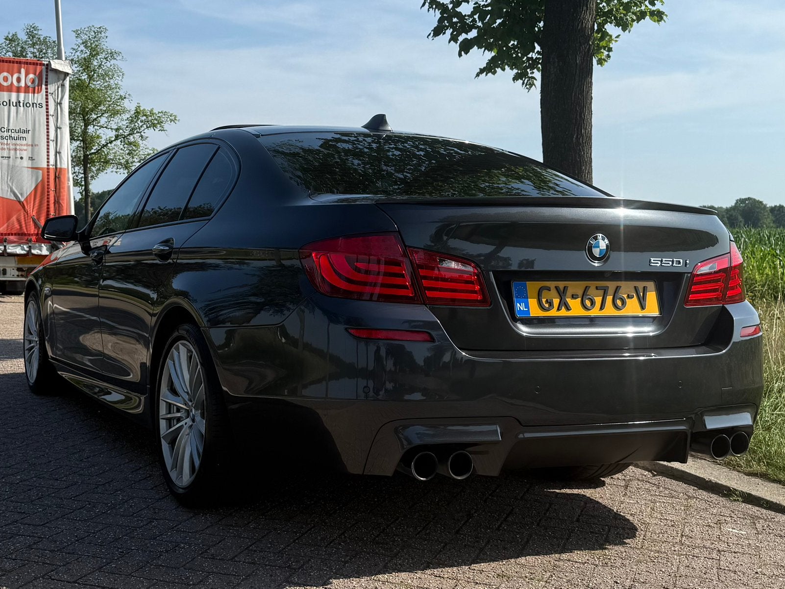 BMW 5-Serie 550i M5-look/geluid Carplay 400PK, Auto's, Automaat, Navigatiesysteem, 4799 cc, Zwart