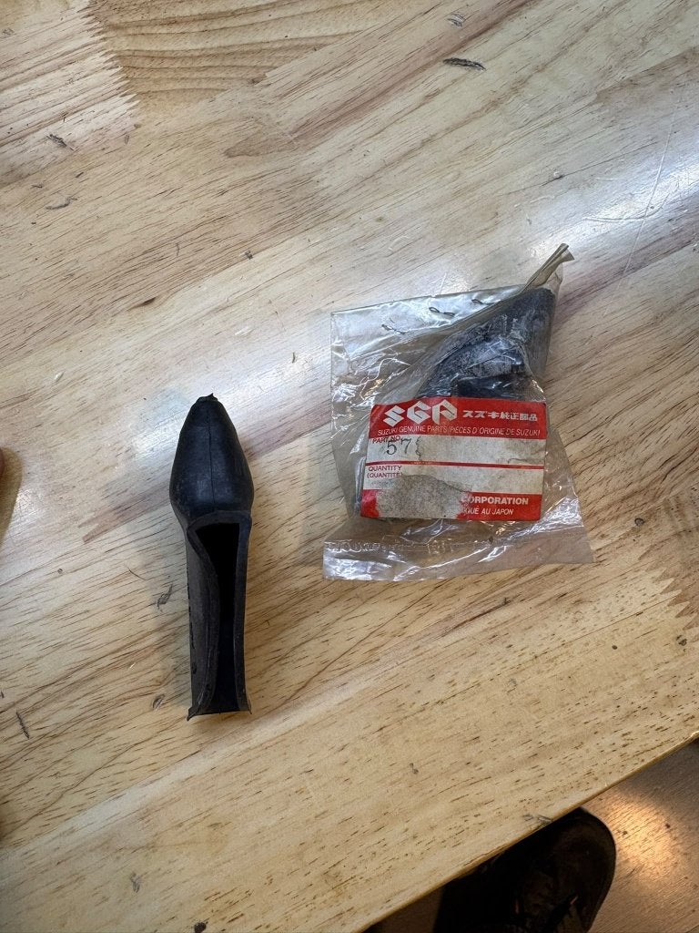 28. Suzuki Brake Lever cover 57341-40001, Motoren, Ophalen of Verzenden