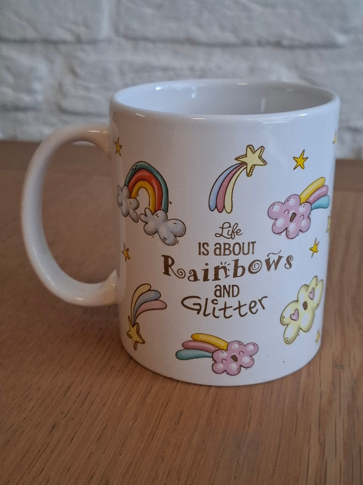 Mok. Regenboog/unicorn/tekst. Wit en pastel. H 10 cm. Ø 8 cm, Gebruikt, Modern, Aardewerk, Mok